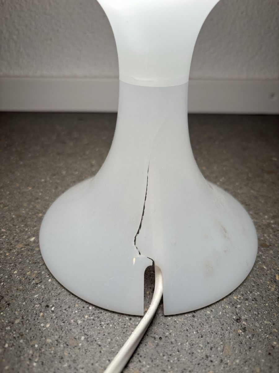 Ikea Lampade: Tischleuchte weiss mit Lampenschirm – Usato da Oberweningen venduto da Zabrina 1