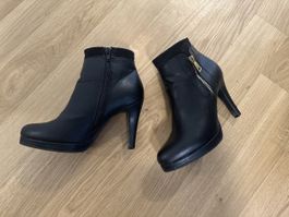 Schwarze Stiefeletten mit Absatz, Gr. 37