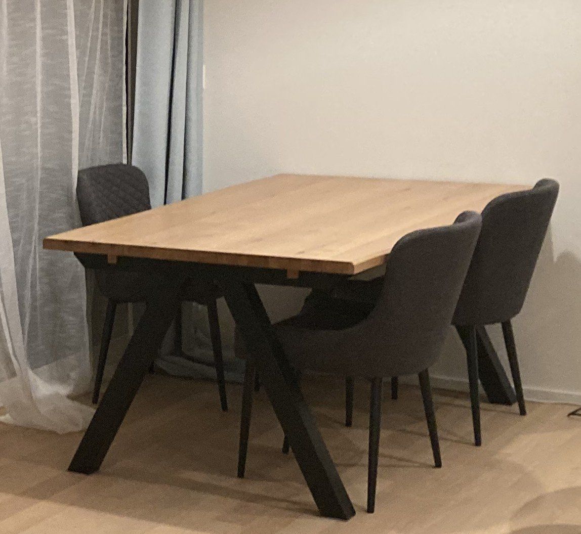 Jysk Tavoli: Tisch mit 4 Stühlen – Usato da Rapperswil SG venduto da Heinzoe