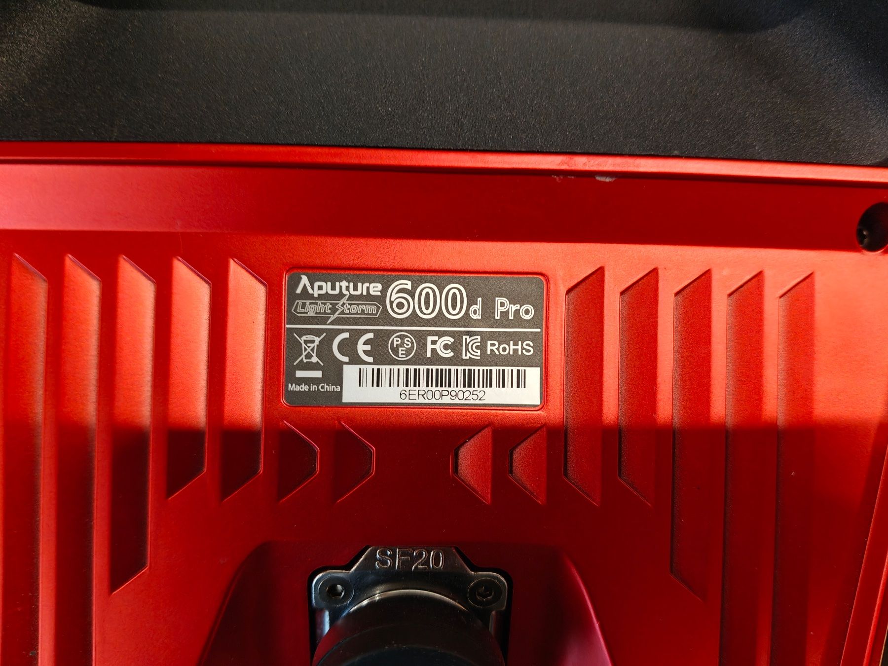 Aputure Lampade: Aputure LS 600d Pro LED V-Mount Kit mit Case – Usato da Schlieren venduto da CINElight 4