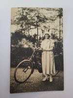 Antike Fotokarte, Frau mit Fahrrad Velo, ca. 1920er r3