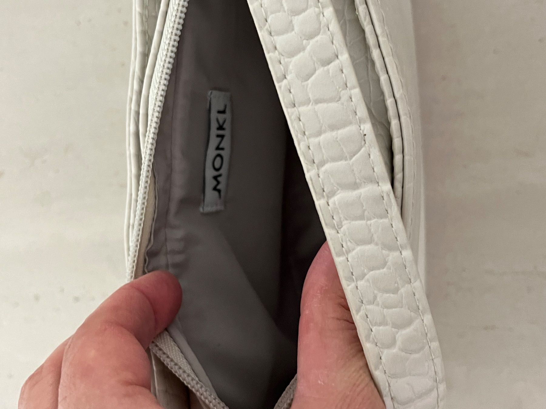 Borse da donna: MONKI Schultertasche (NEU) – Nuovo e nell'imballaggio originale da Luzern venduto da Sono2 3