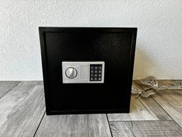 Elektronischer Tresor mit Zahlencode und Notschlüssel