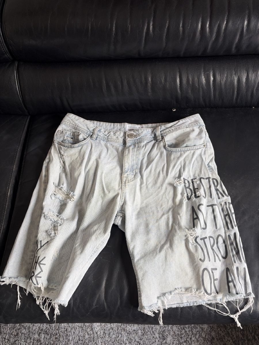 Pantaloni: Terranova Denim Shorts hellblau Grösse 44  – Usato da Opfershofen TG venduto da dan_nxk8