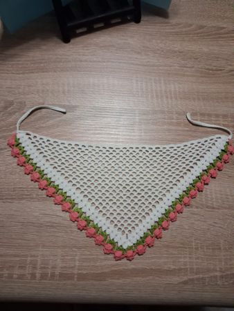 Gehäkelter Dreiecks-Schal weiss mit Blumenrand 