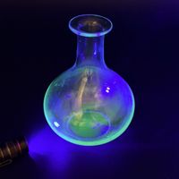 Rare petit vase en ouraline bleu uranium glass UV 15 cm