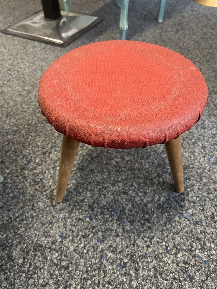 Sgabelli: Vintage Hocker, rot, Holzbeine – Usato da Rorschach venduto da TrendyDeals