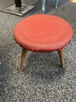 Vintage Hocker, rot, Holzbeine