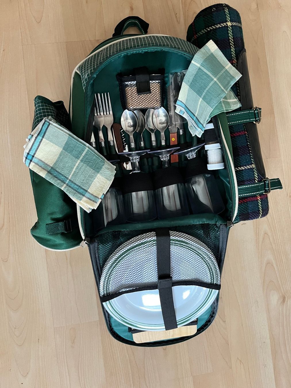 Geschirrsets: Camping Picknick Thermorucksack mit Decke – Gebraucht aus Bern von  3