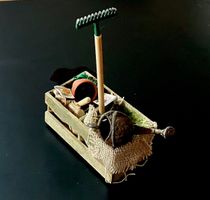 Kistchen mit Gartenutensilien f/Puppenstuben. Handarbeit/GB.