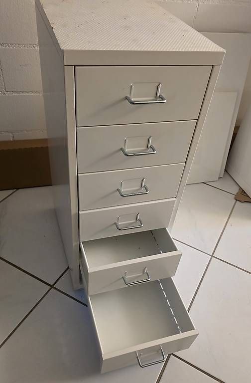 Ikea Armadi: Metallschrank IKEA HELMER – Usato da Männedorf venduto da Kirribilli 1