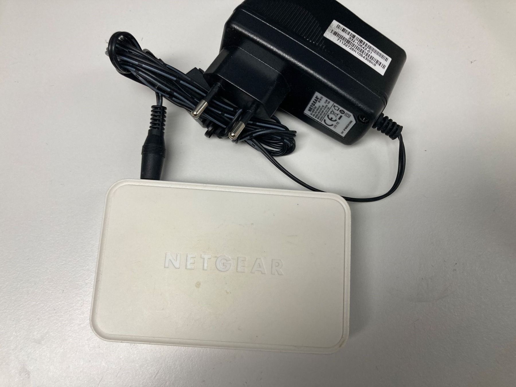 Netgear Hub & Switch: NETGEAR FS205 5-Port Netzwerk Switch weiss – Usato da Lüsslingen venduto da Piper 1