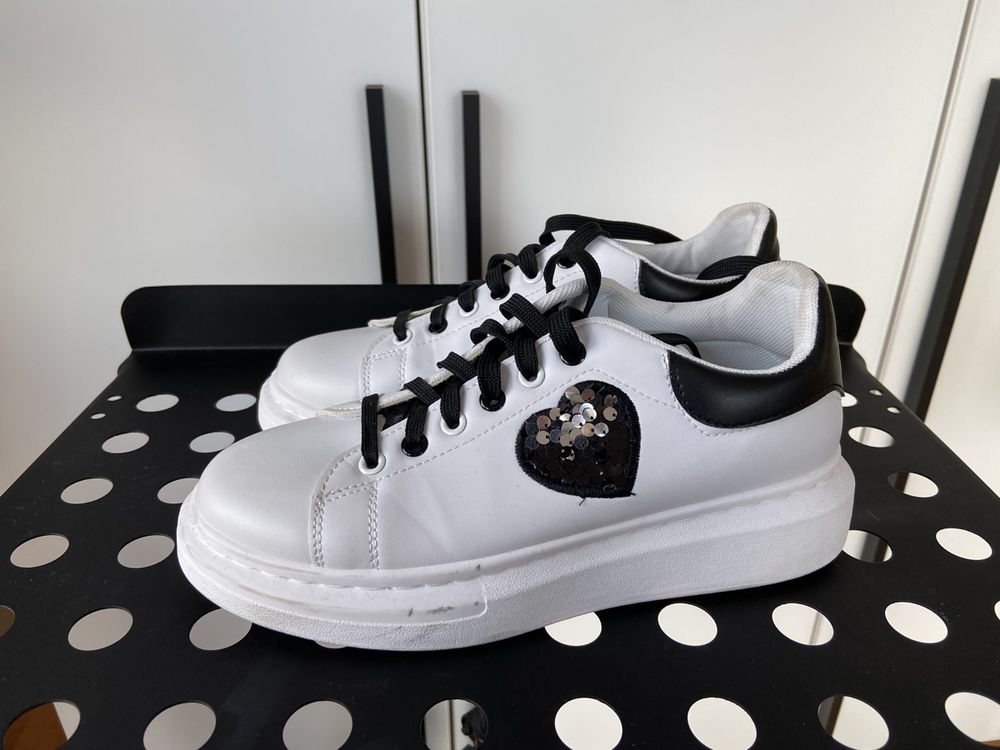 Coole weisse Sneaker mit Glitzerherz, Gr. 40 1