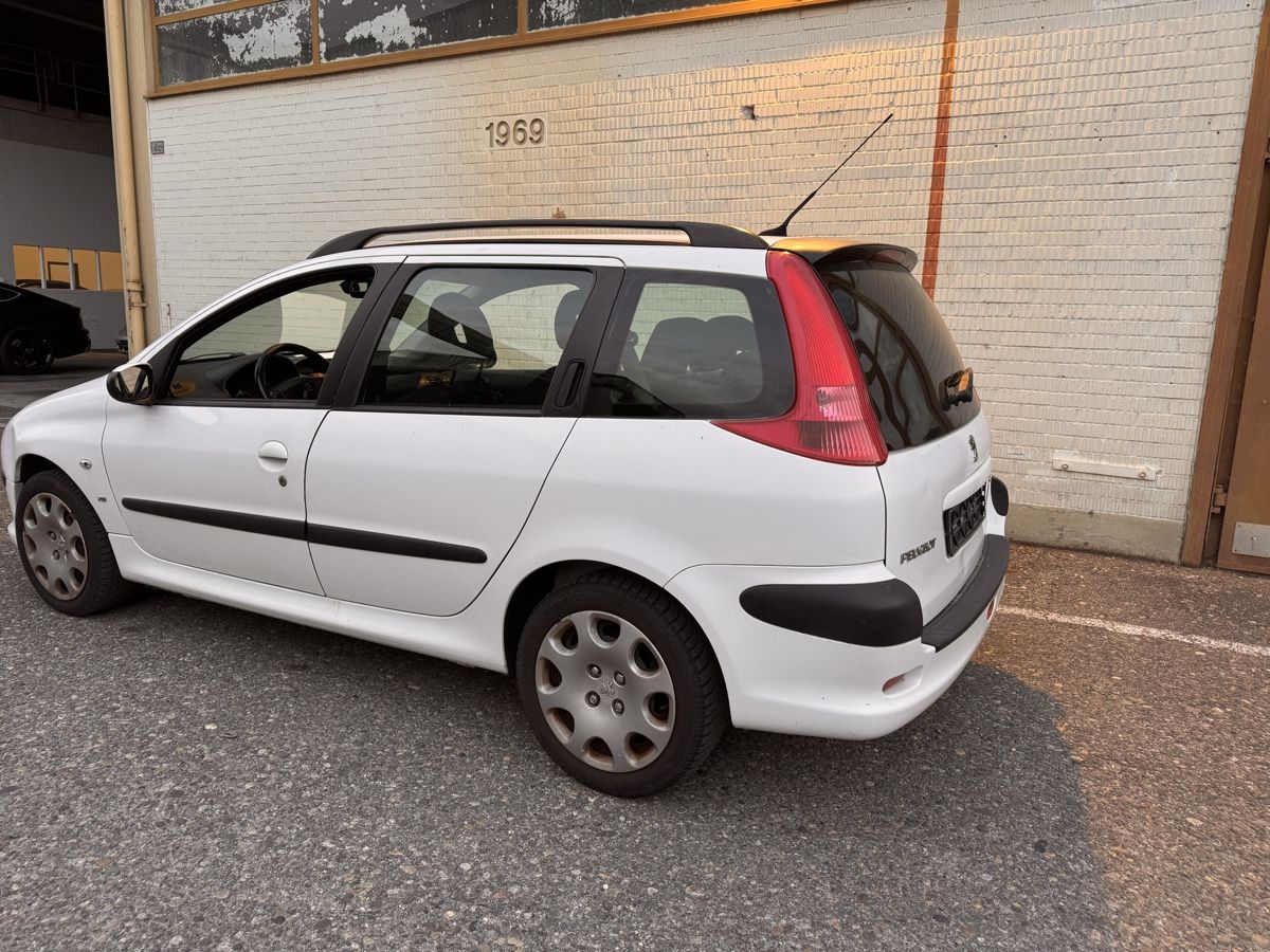 Peugeot Automobili: Peugeot 206 1.6 Break 2003 – Difettoso da Füllinsdorf venduto da Pujdo545 2