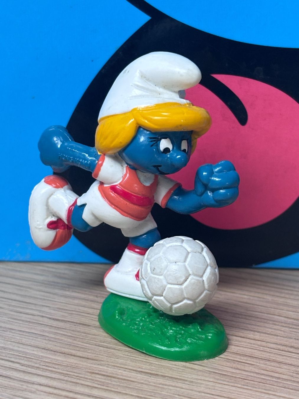 Schleich Figuren: Fussball-Schlumpfine mit Grassockel – Gebraucht aus Lyss von Duckszone