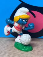 Fussball-Schlumpfine mit Grassockel