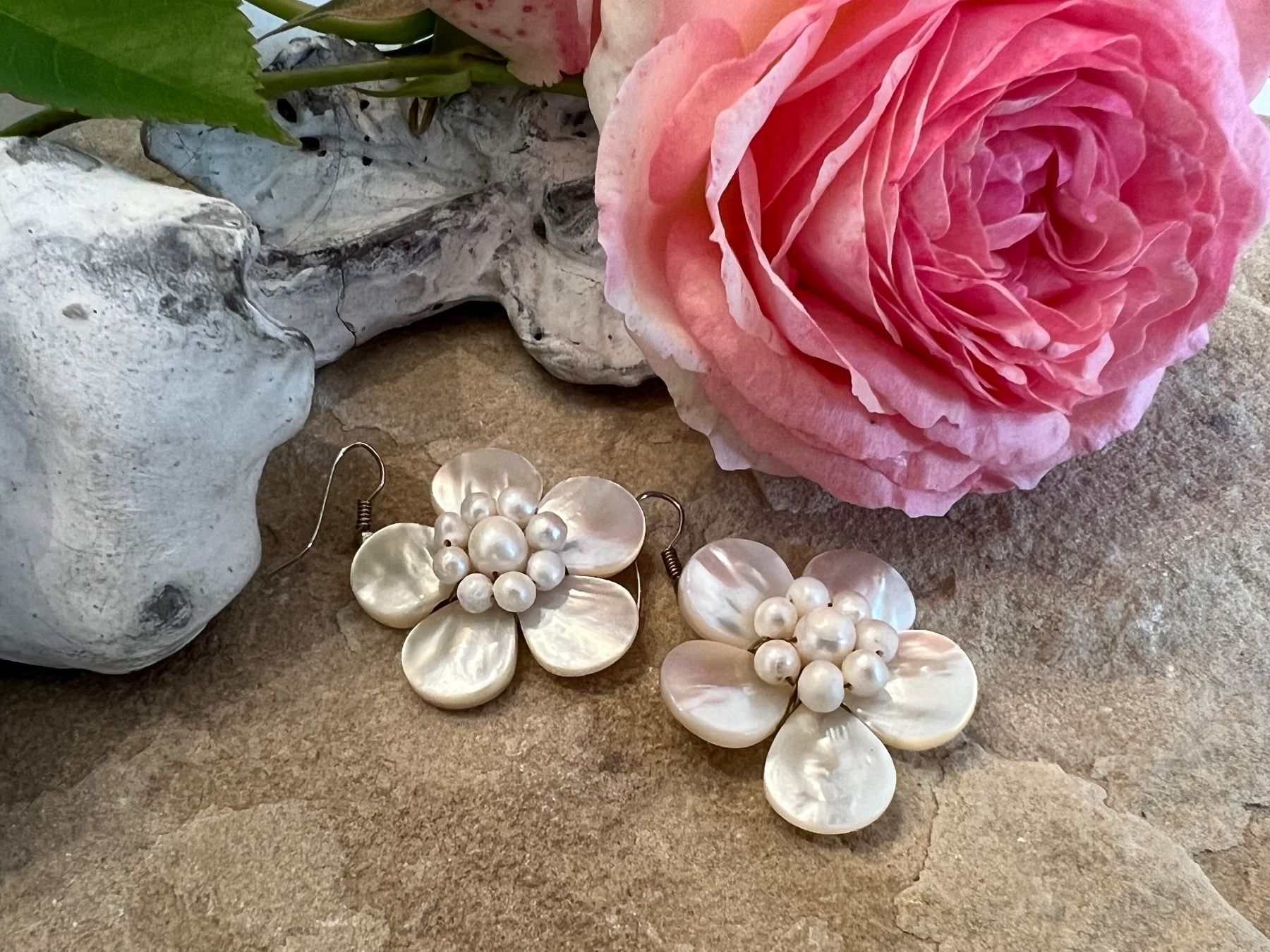 Orecchini pendenti & Orecchini a lobo: Ohrringe Handarbeit XL Blumen Perlmutter u.Perlen Boho Style – Nuovo (secondo la descrizione) da Bern venduto da Jiffy