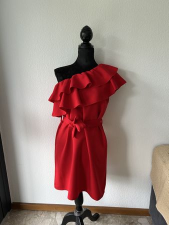 Élégante robe rouge avec volants