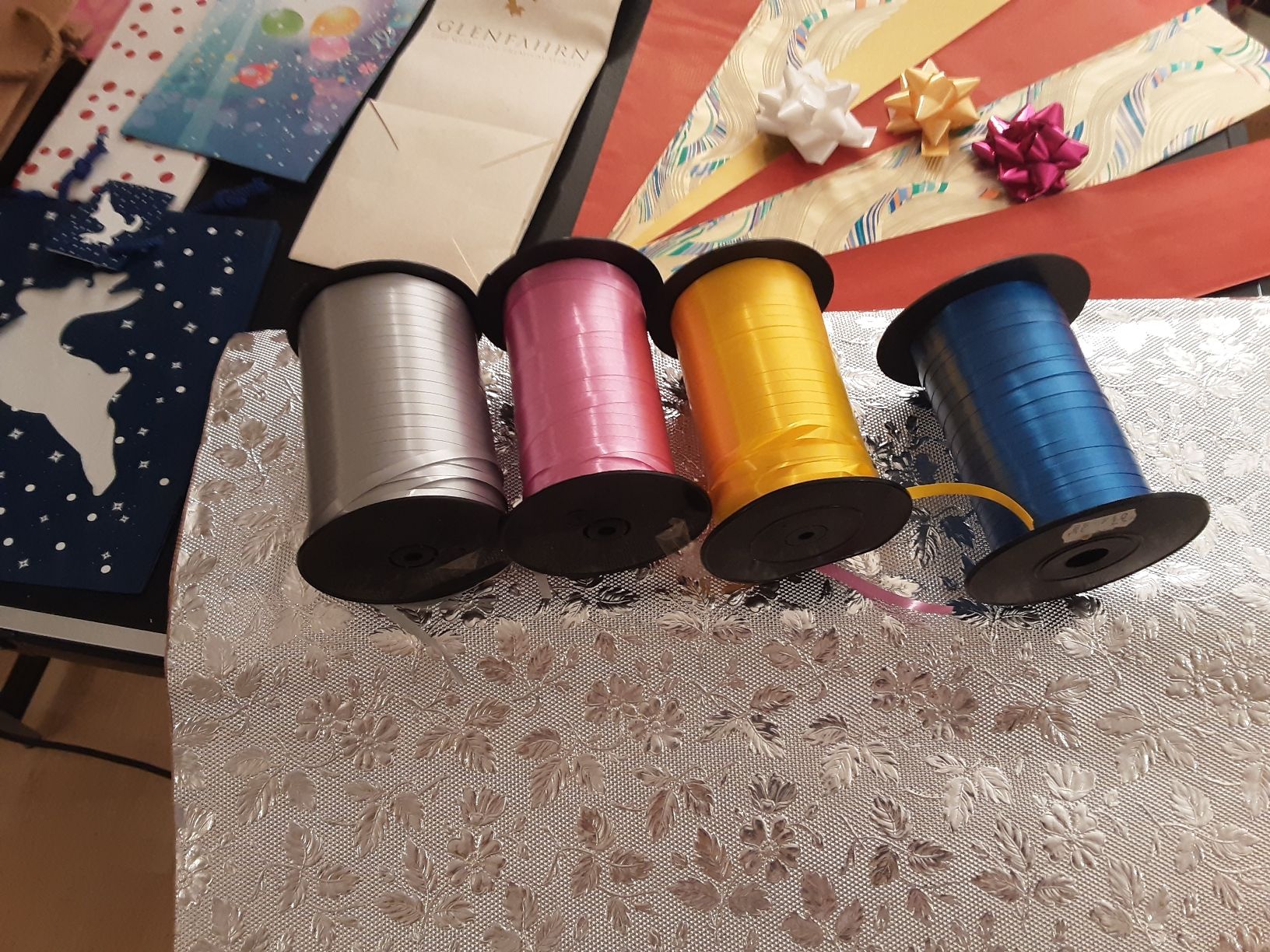 Papier: Geschenkpapier, Schleifen, Säckli, karton voll – Neuf (Voir description) à wolfhalden par 46464646 2
