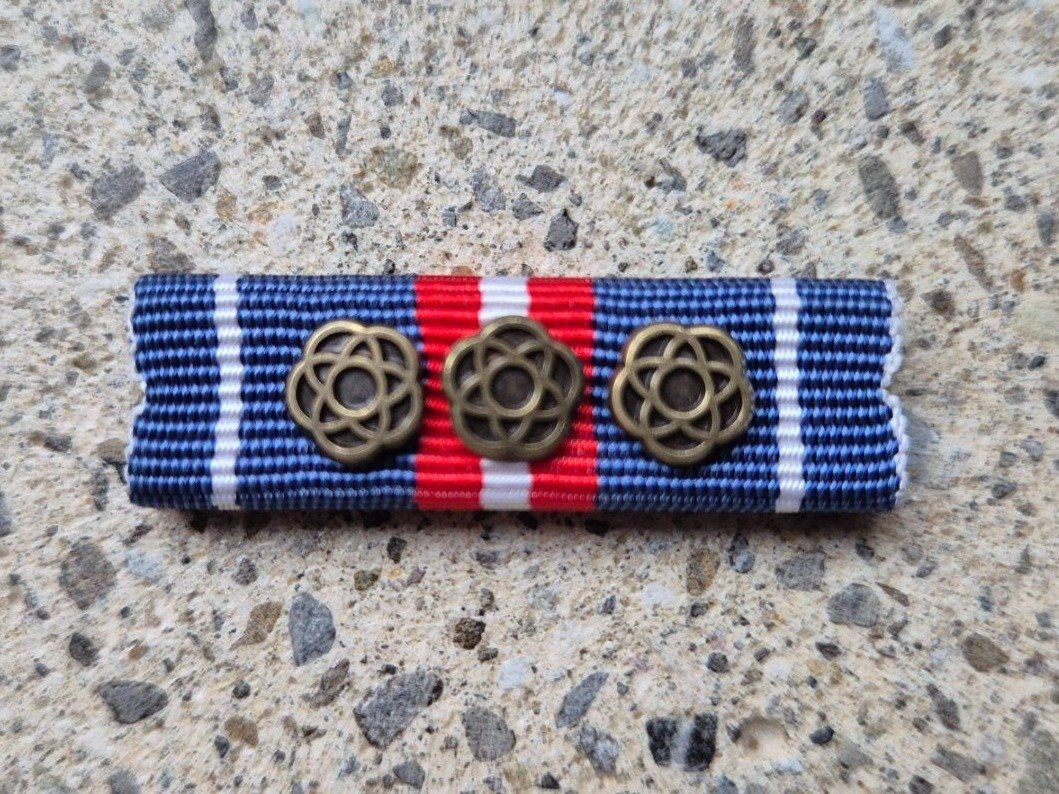 Schweizer Armee Plaketten & Abzeichen: *** Diensttage Ribbon 3 x Bronce *** – Neu und originalverpackt aus Riedholz von fr_sIruP