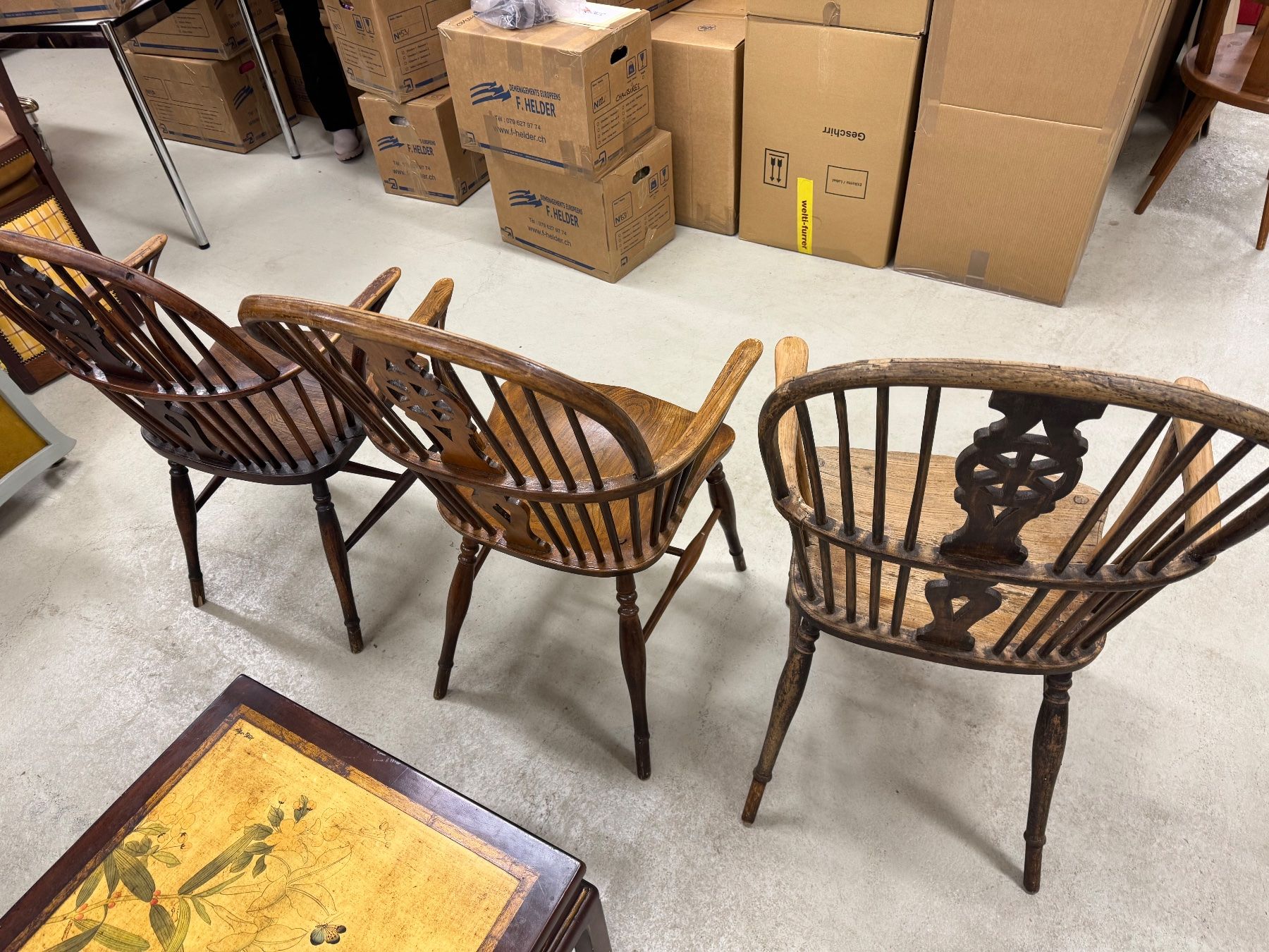 Sedie: 3 Windsor Antique carver Chairs – Usato da Gsteig b. Gstaad venduto da Auctionly 2