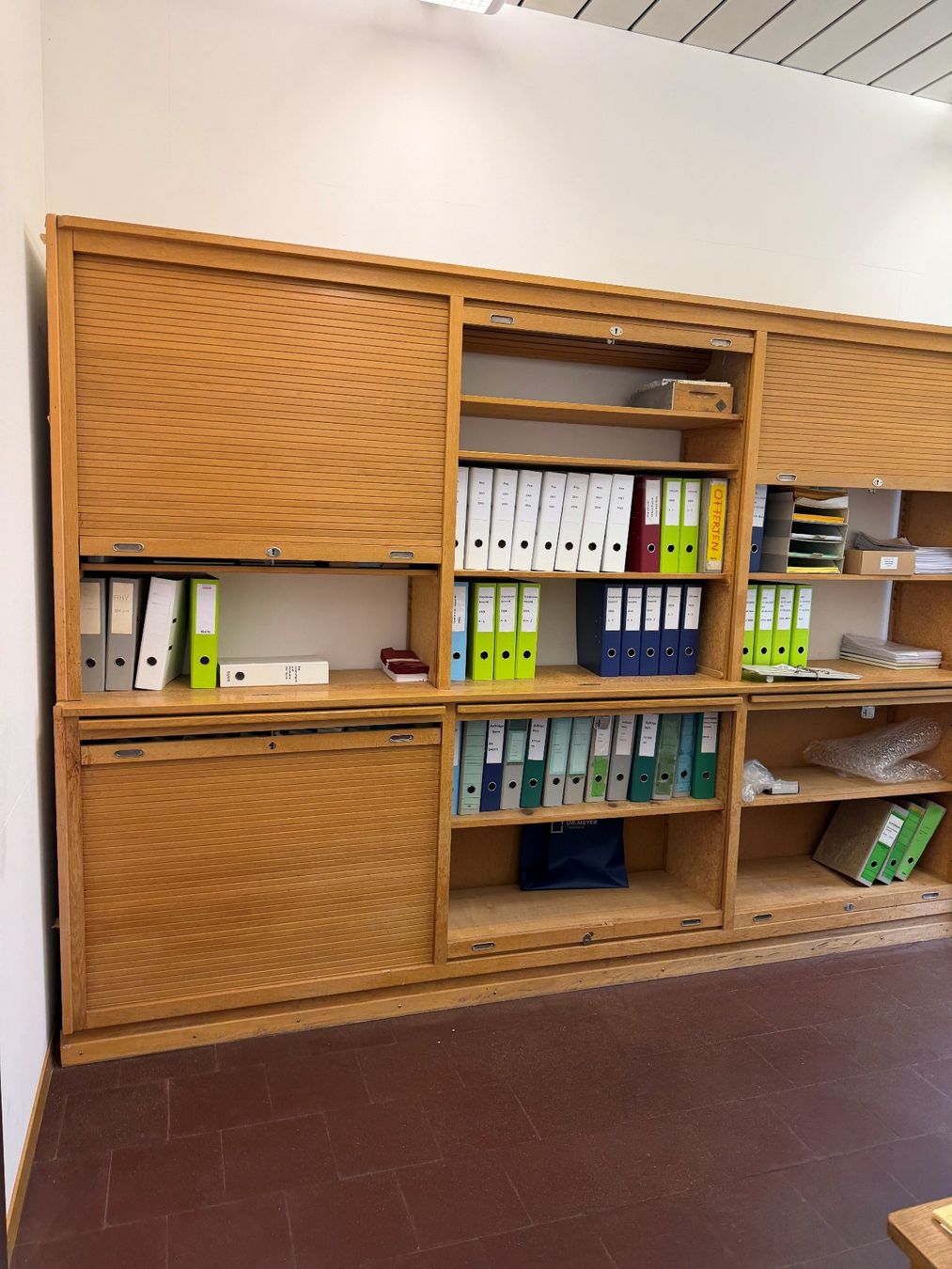 Schränke: Aktenschrank mit Rollladen – Gebraucht aus Bern von inf_86pc