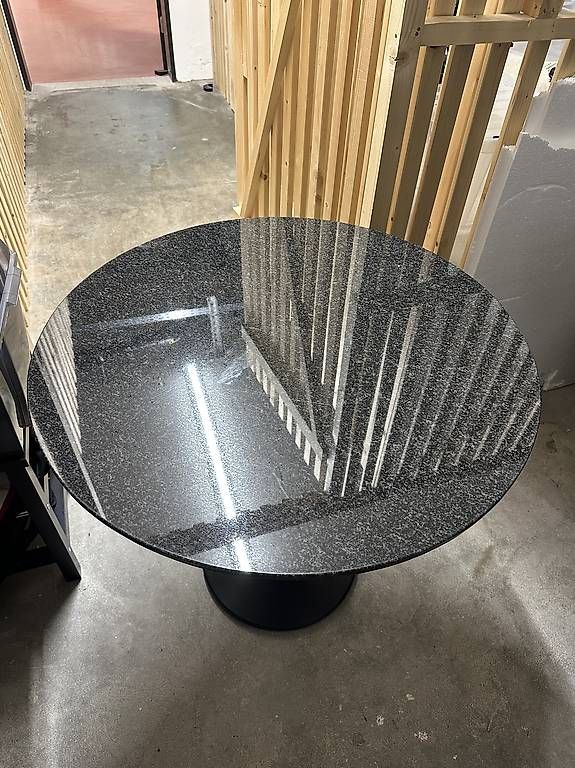 Tische: Runder Tisch mit Steinplatte sehr stabil & elegant – Gebraucht aus Basel von Vincenzo_Bruni 1