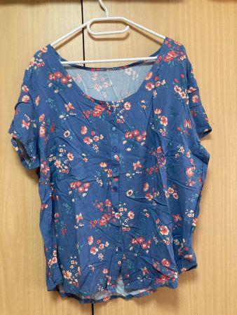 Blaues geblümtes Shirt Gr. 50