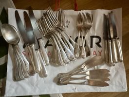 Set de couverts argentés style coquille état correct