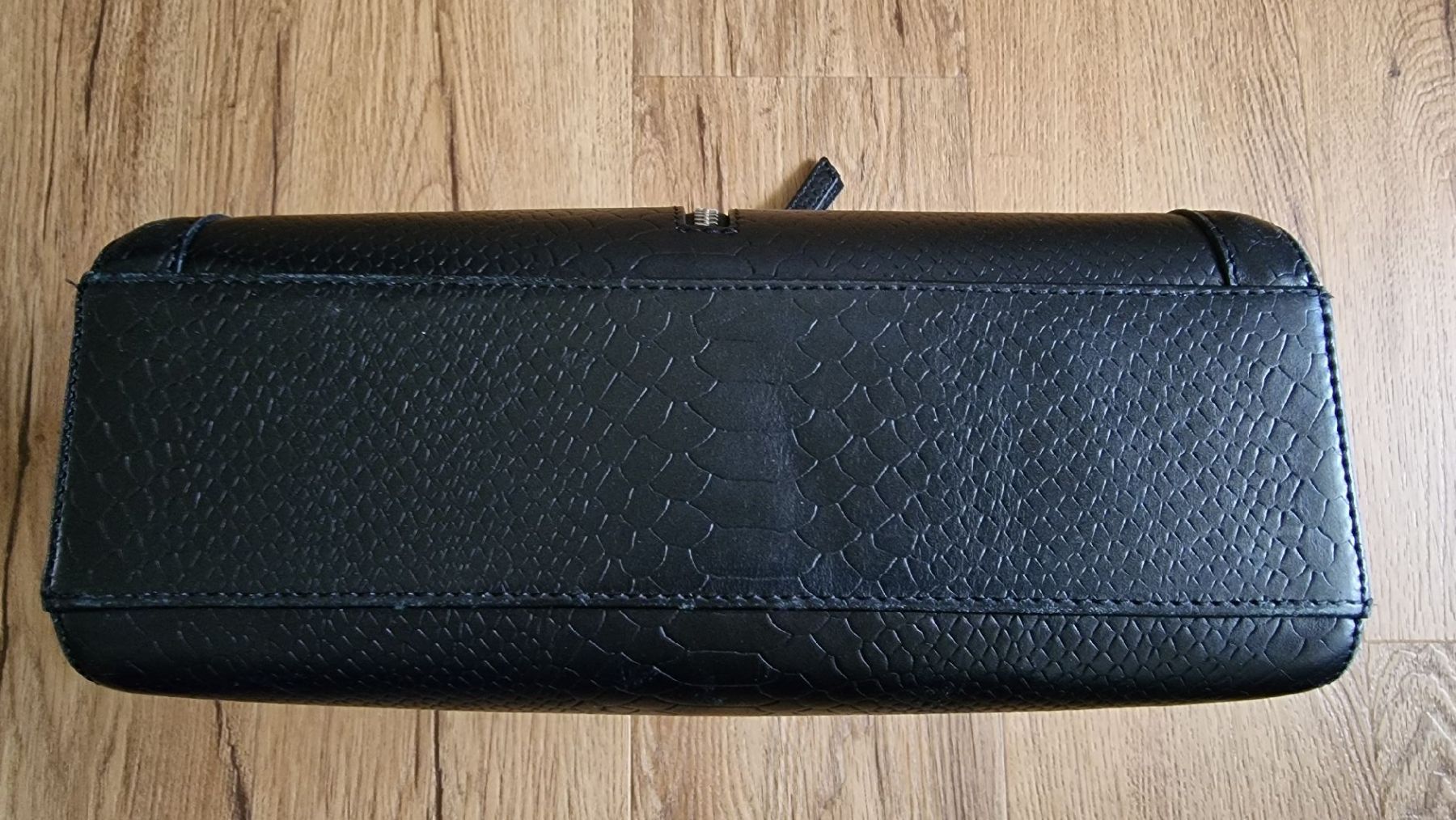 Taschen: Schicke schwarze Handtasche mit Reptilienmuster – Gebraucht aus Mönchaltorf von nzhuravel 4