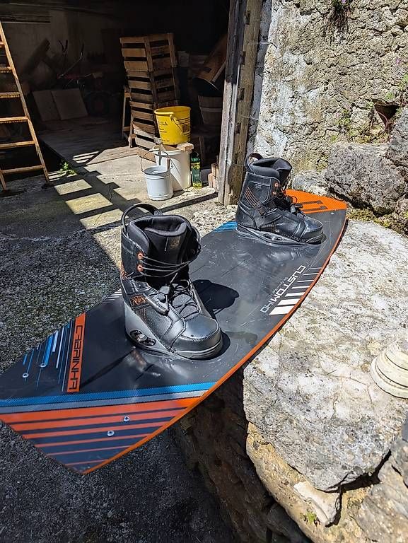 Tavole da surf e di nuoto: Wakeboard - planche de kite avec boots – Usato da Neuchâtel venduto da Lehmannl