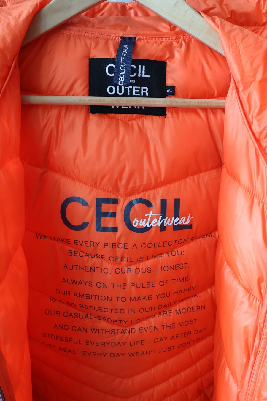 Cecil Gilet & Giacche senza maniche: Orangefarbene Steppweste mit Kapuze von Cecil – Usato da Winterthur venduto da jul_v9wx 1