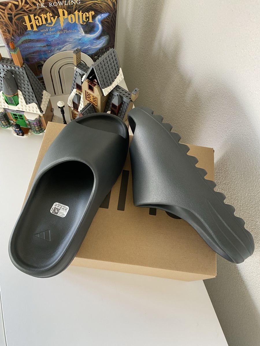Adidas Herrenschuhe: Adidas Yeezy Slide Dark Onyx Gr. 48.5 – Neu und originalverpackt aus Freidorf TG von kickznlacez