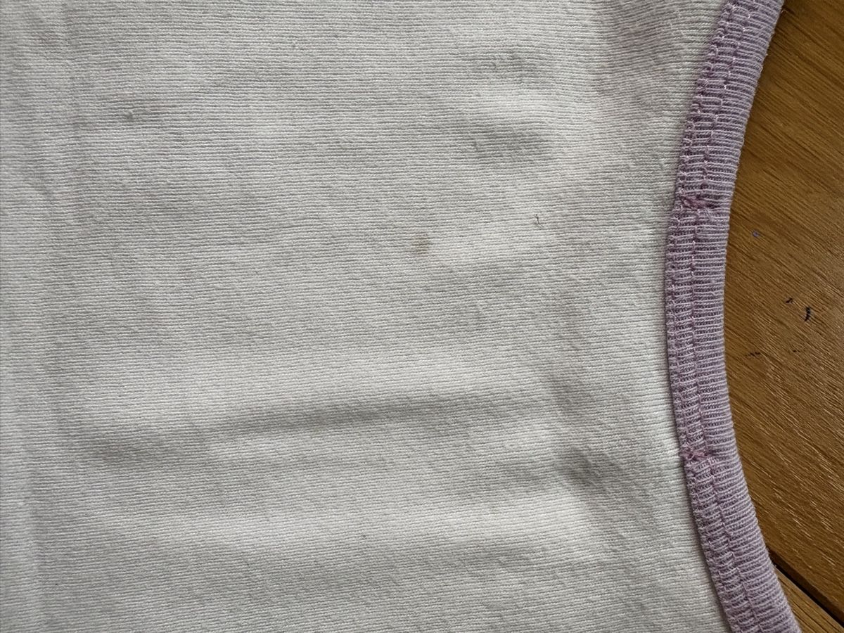 Brandy Melville Top: Top blanc et violet, crop top – Usato da Vésenaz venduto da gau_v6pf 2