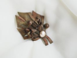 Jugendstil Brosche mit floralem Motiv und Perlenelement