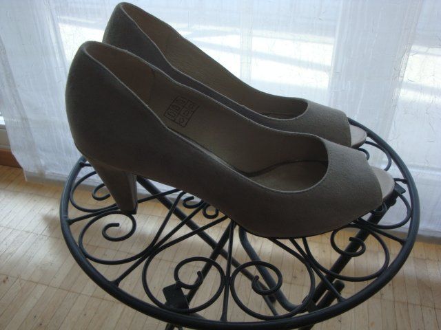 Damenschuhe: hellgrauer Veloursleder Pumps – Gebraucht aus Thun von Ereli47 1