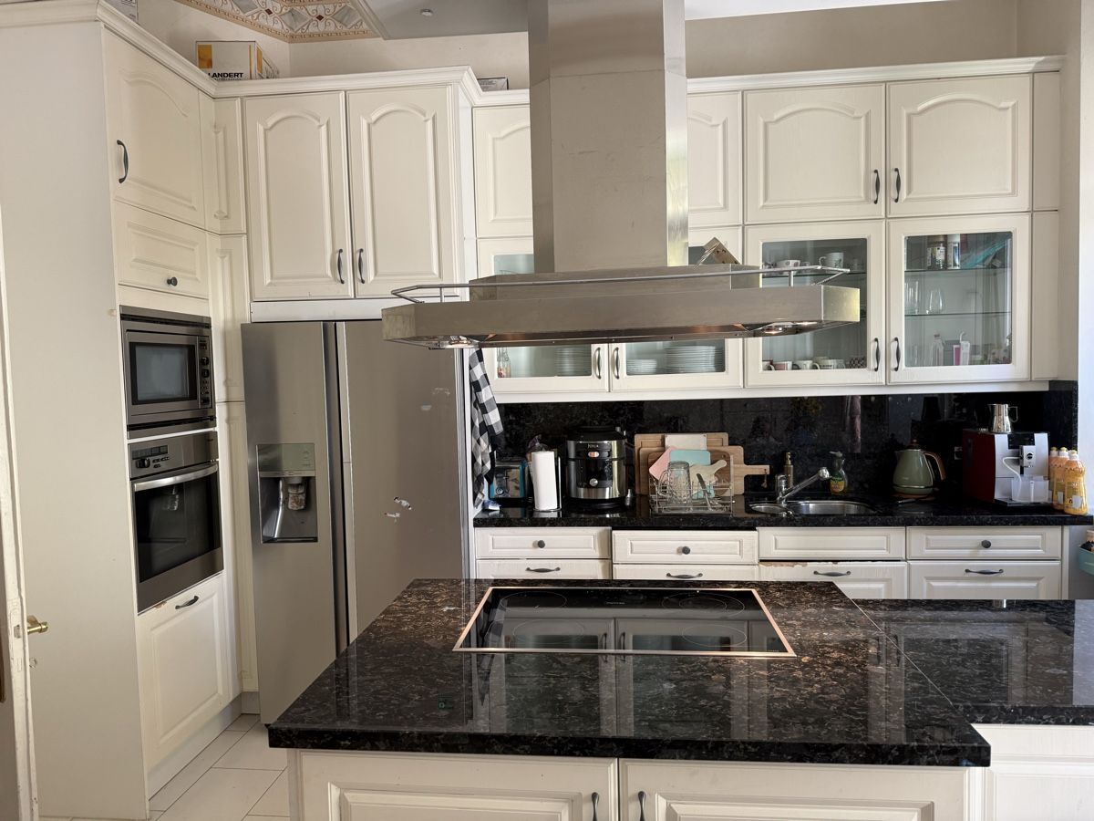 V-Zug Cucine complete: Grosse Küche mit Einbaugeräten Samsung Miele – Usato da Wädenswil venduto da DAS10