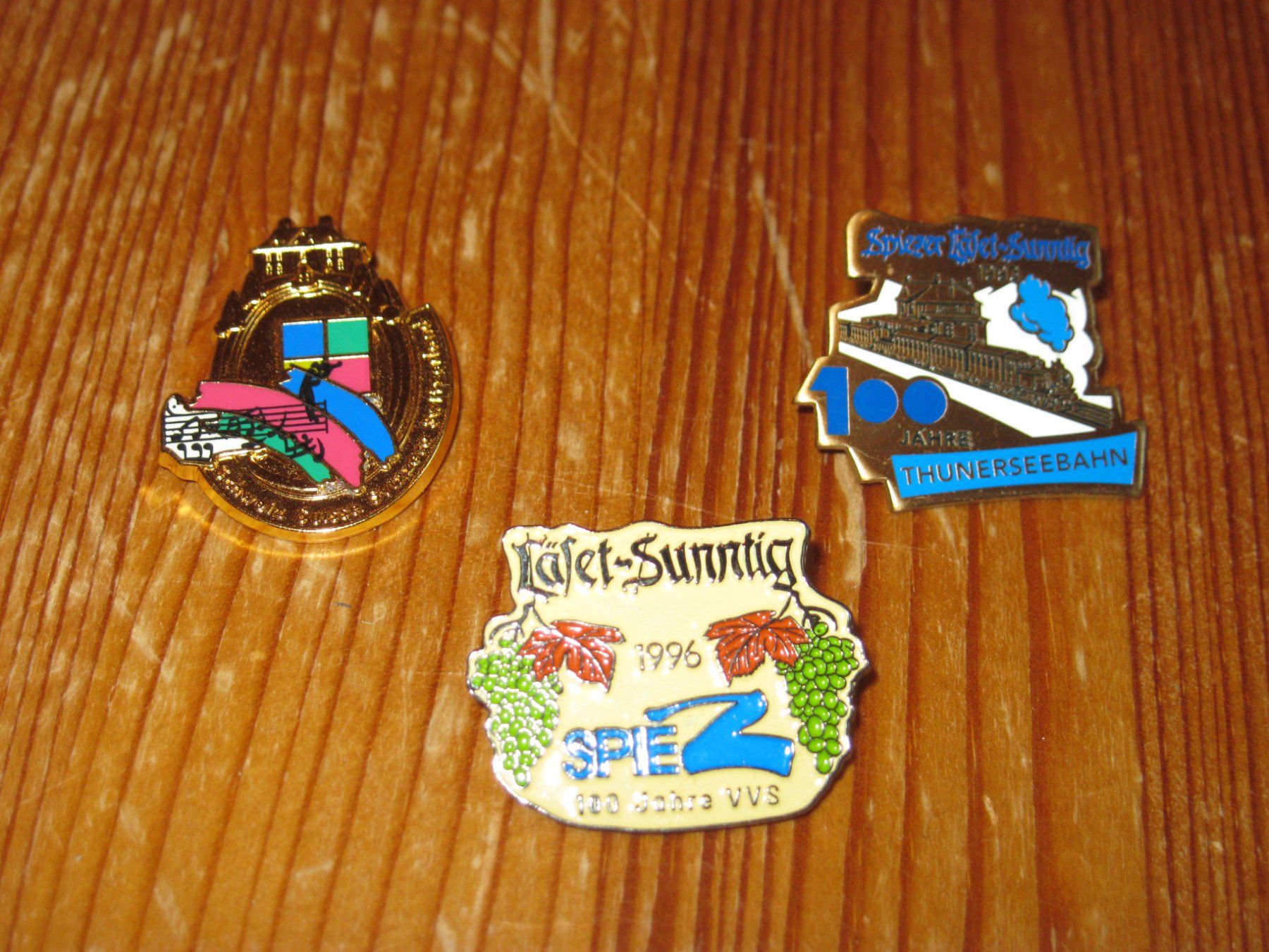 Plaketten & Abzeichen: 3 Pins diverses – Gebraucht aus Utzenstorf von jue_5d6l