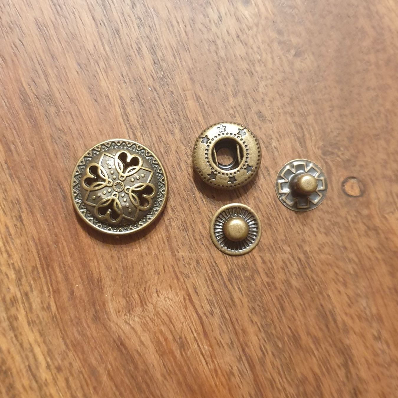 Bottoni: Druckknopf Hearts altmessing 16 mm – Nuovo e nell'imballaggio originale da Wiesenberg venduto da mountain-merch 1