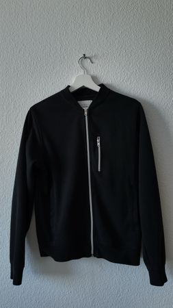 Schwarze Bomberjacke aus Sweatstoff, ideal für den Herbst. G