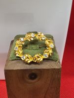 Brosche in Goldoptik mit Steinen runde Form gebraucht
