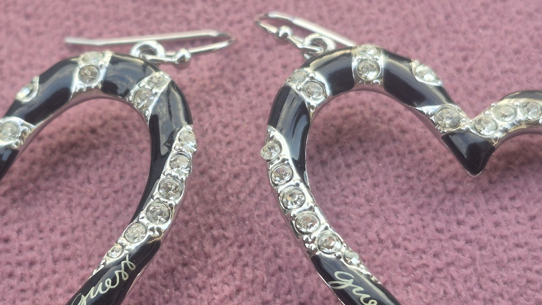 Guess Ohrringe & -stecker: Orecchini Guess a cuore neri con strass – Gebraucht aus Giubiasco von Stefaniav 2