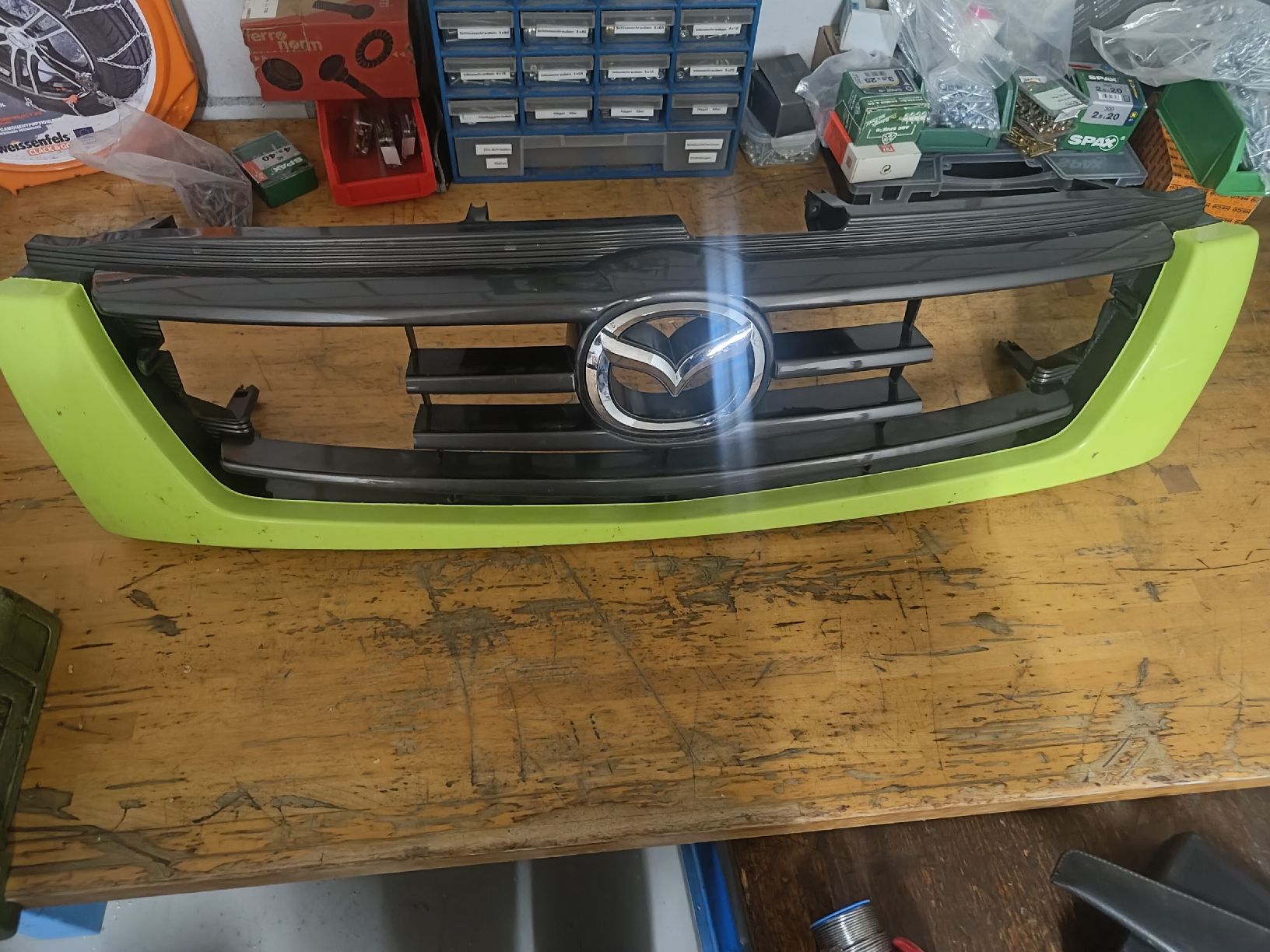 Mazda Toutes les pièces auto: Kühlergrill Mazda B2500 mit Emblem Limegrün – D'occasion à Neunkirch par Schelli00 1