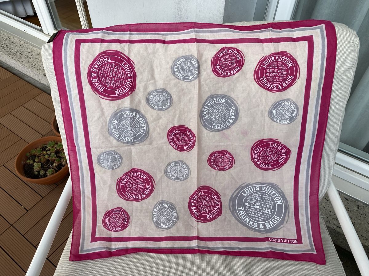 Louis Vuitton Foulards, Tücher & Schals: Foulard Louis Vuitton – Gebraucht aus Le Grand-Saconnex von pli_y8w9
