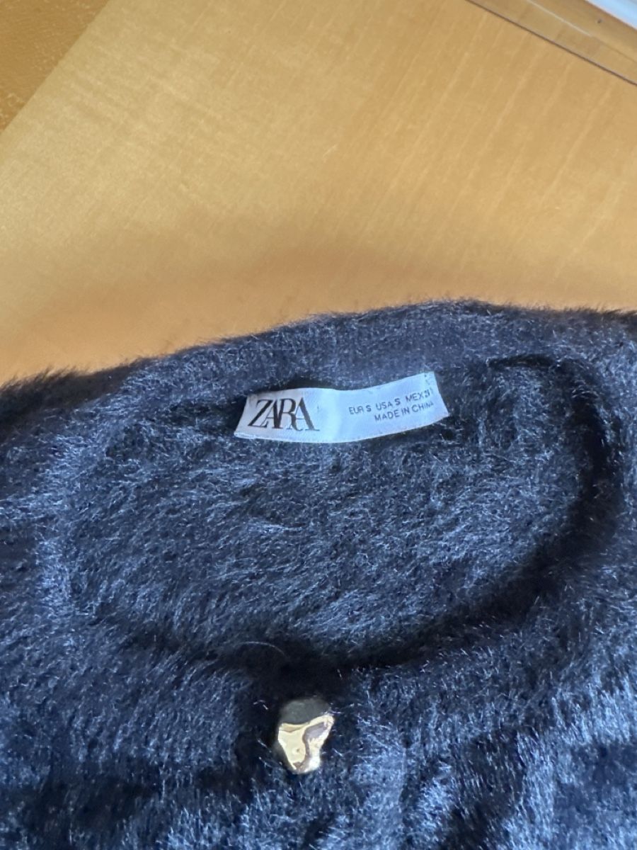 Zara Pulls & Sweat-shirts: Pullover Zara S schwarz Plüsch  – D'occasion à Zürich par Misus.Flohmi 1