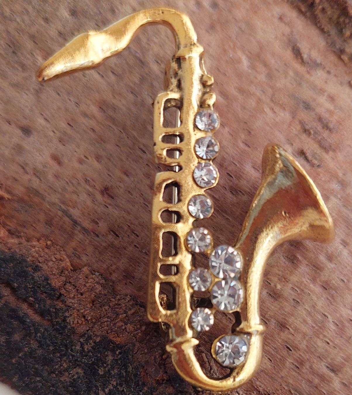 Spille & Fermagli: Goldfarbene Jazz Saxophon Brosche mit Strass – Nuovo (secondo la descrizione) da Oberwil BL venduto da Hunajakakku