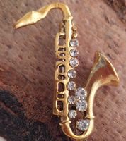 Goldfarbene Jazz Saxophon Brosche mit Strass