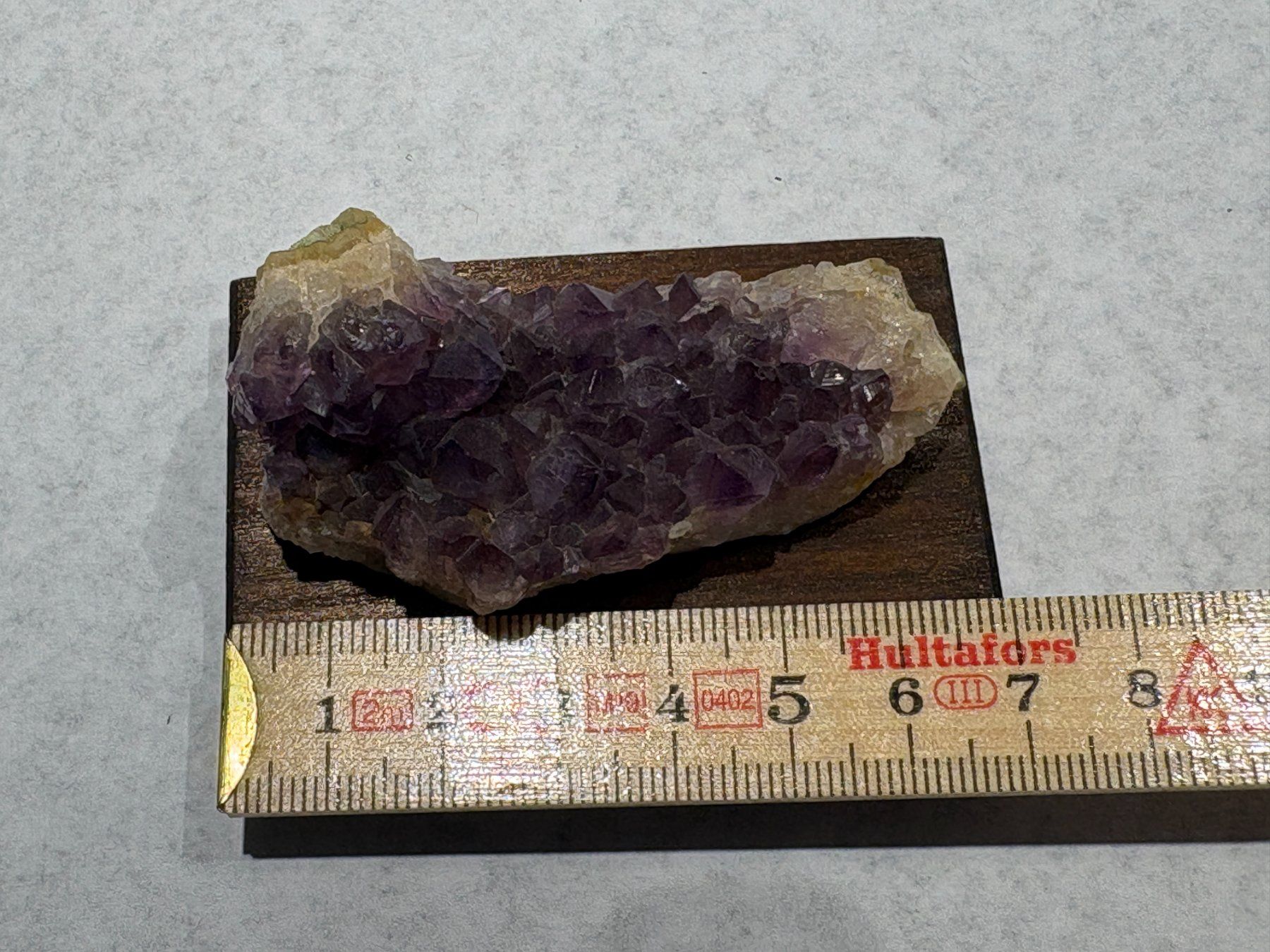 Minéraux & Lithothérapie: Kleiner Amethyst auf Holzbrettchen – D'occasion à Gossau/ZH par amazonas66 2