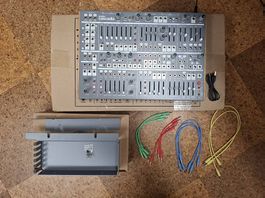 Intellijel Cascadia mit Rack-Ears und Accessoires