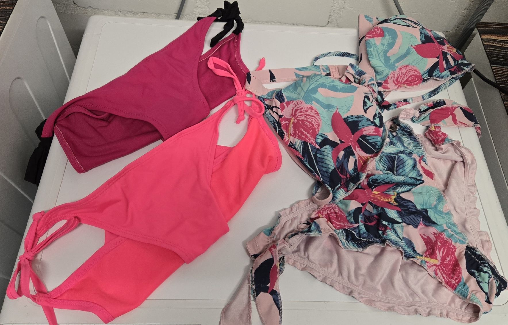 Lotti di vestiti: Badekleider und Bikiniteile 6 Stücje – Usato da Däniken SO venduto da Nirak1977 2